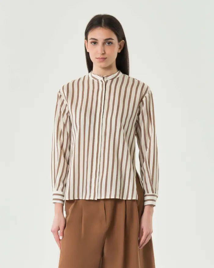Hlo! Camicia bianca a righe marroni con collo alla coreana e spacchi laterali