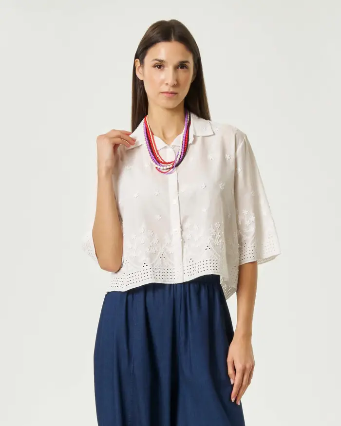 Hlo! Camicia cropped bianca in puro cotone con ricami floreali e bordi in sangallo