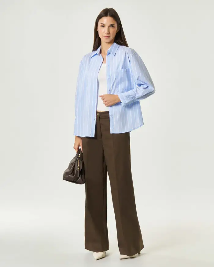Hlo! Camicia azzurra in cotone a righe sottili bianche con tasca applicata