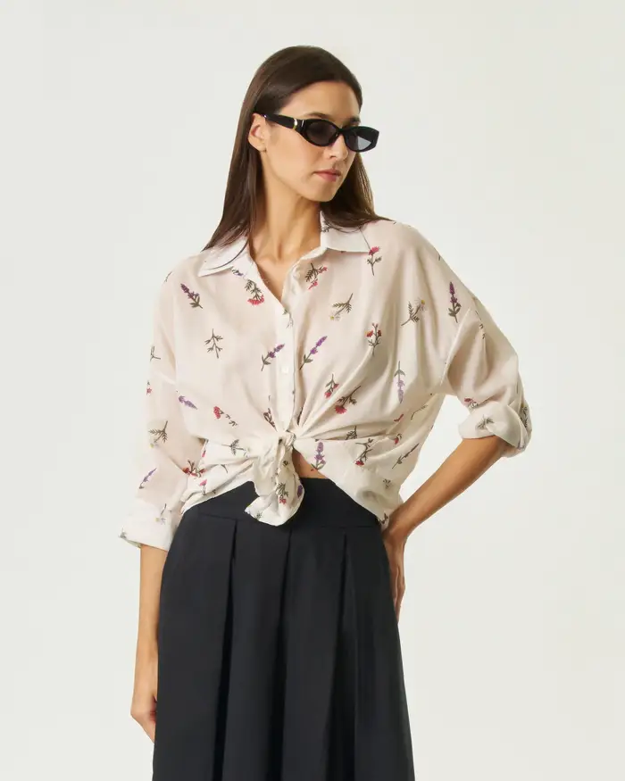 Hlo! Camicia bianca in cotone con ricamo floreale colorato e nodo in vita