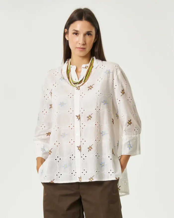 Hlo! Camicia bianca in cotone sangallo a punto croce con ricami floreali colorati