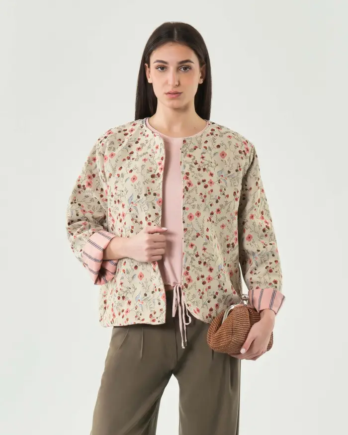 Hlo! Giacca corta beige girocollo in jacquard con motivo floreale e interno a righe a contrasto