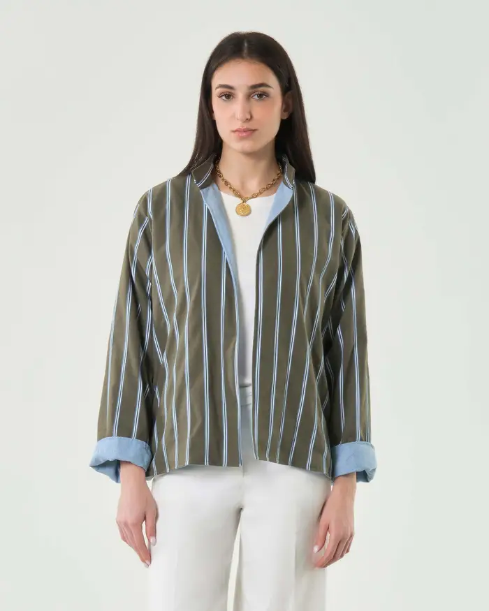 Hlo! Giacca in denim verde militare senza bottoni con righe azzurre e bianche