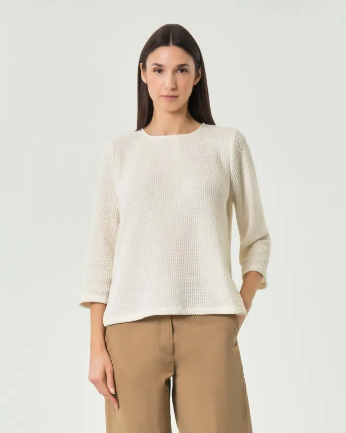 Maglia a mezze maniche Hlo! écru in cotone con spacchi laterali e chiusura a bottone sul retro