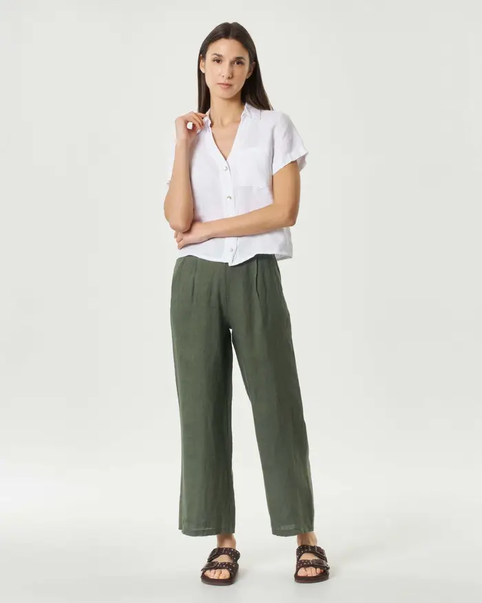 Hlo! Pantaloni cropped color salvia in puro lino con pince e tasche laterali