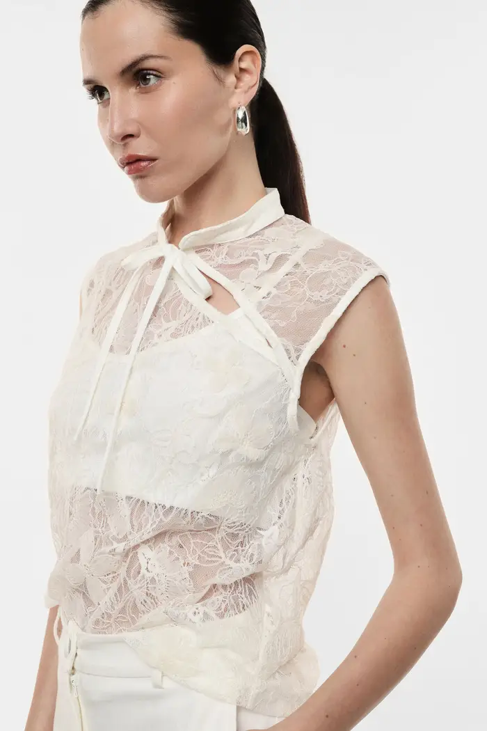 Top smanicato in pizzo con colletto coreano Panna