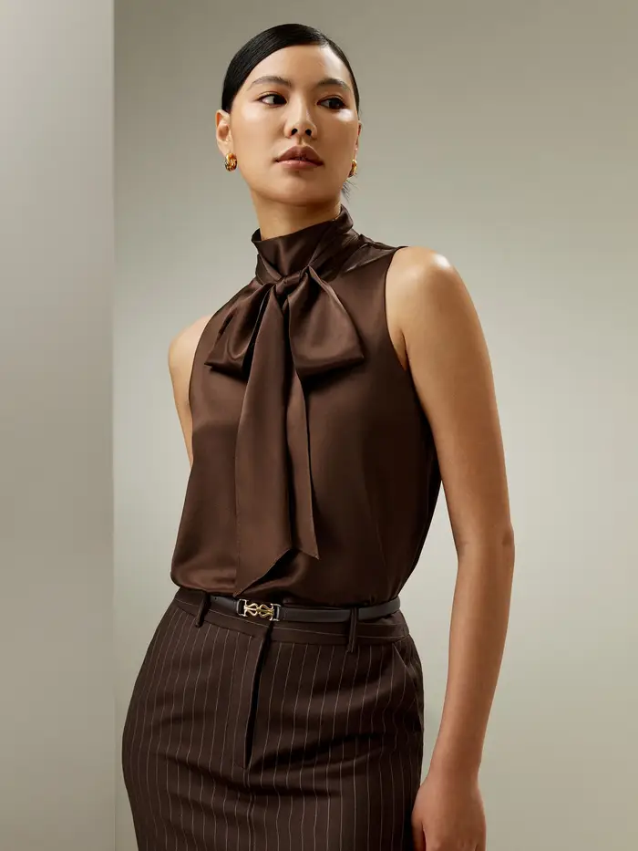 in stock Camicetta di seta senza maniche con scollo a cravatta - Elegante e di stile EURCioccolato