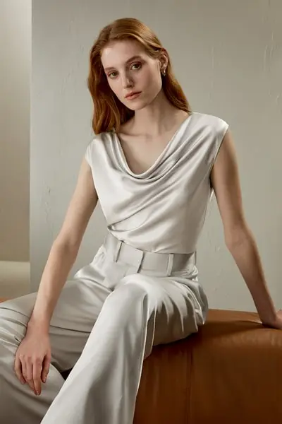 in stock Camicetta senza maniche con scollo alla vaccinara dal design minimalista | Top di seta must-have EURChiaro Grigio