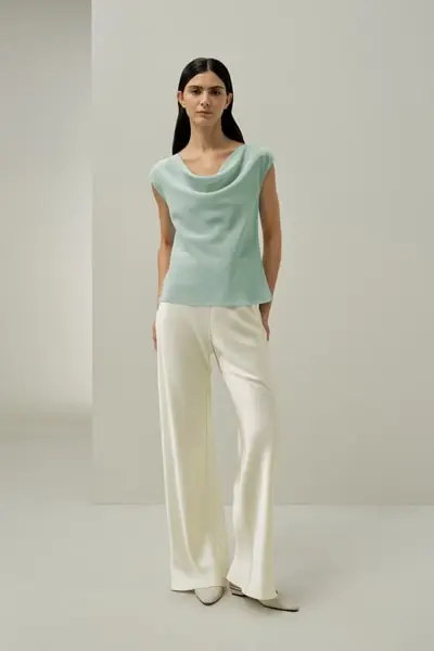 in stock Camicetta senza maniche con scollo alla vaccinara dal design minimalista | Top di seta must-have EURMenta Verde