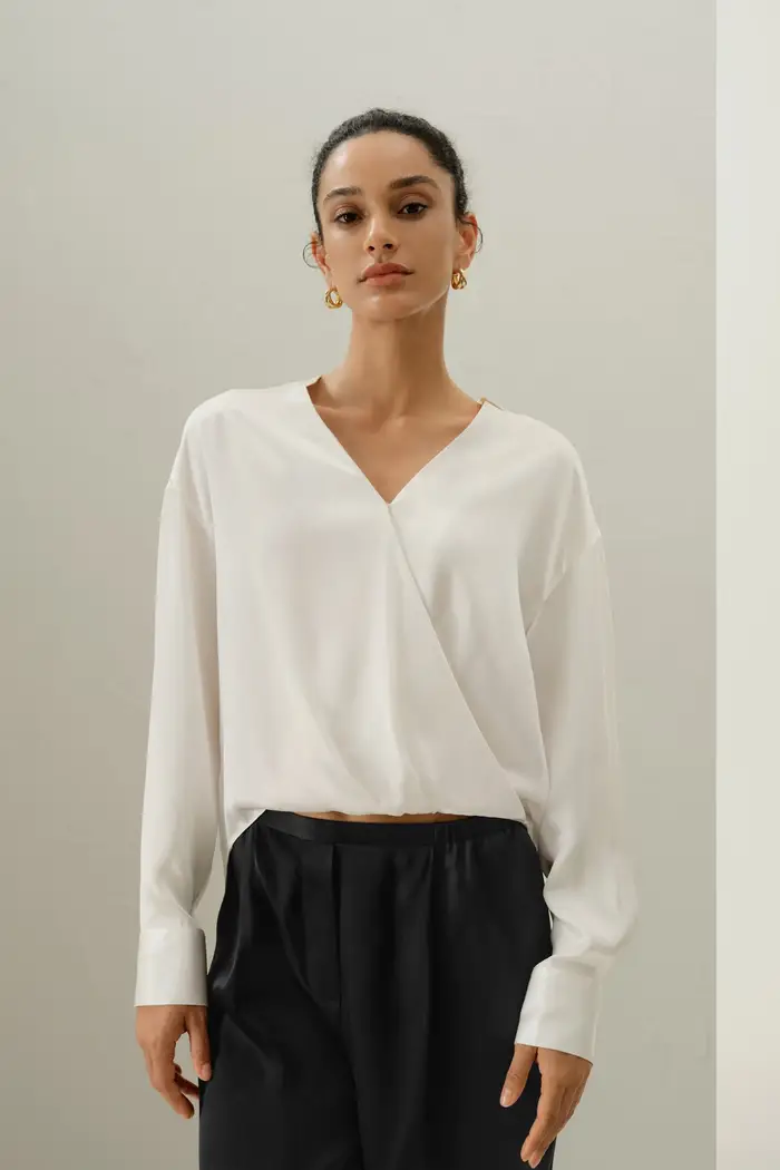 Camicia con Scollo a V in Seta Charmeuse | Design del Colletto Stratificato EURBianco Fumo