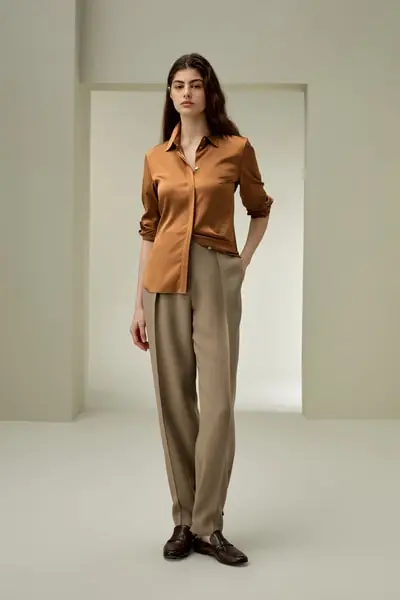 in stock Camicia di seta dalla silhouette elegante EURCaffè