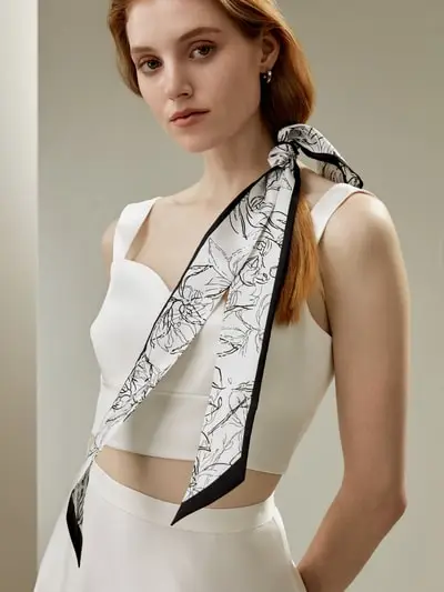 in stock Sciarpa con nastri di seta e stampa floreale bianca e nera - Pezzi must-have EURMotivo floreale bianco