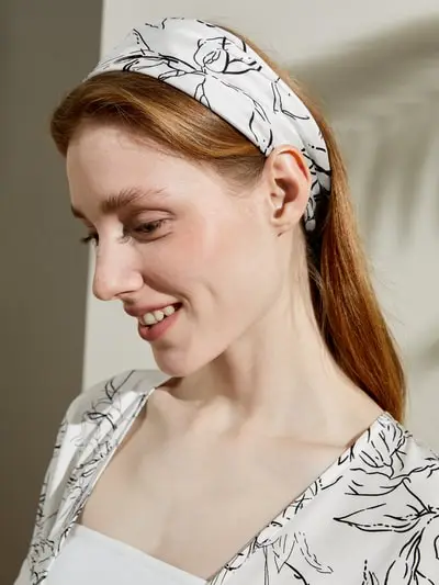 in stock Sciarpa quadrata di seta con stampa floreale bianca e nera - Lusso a prezzi accessibili EURMotivo floreale bianco