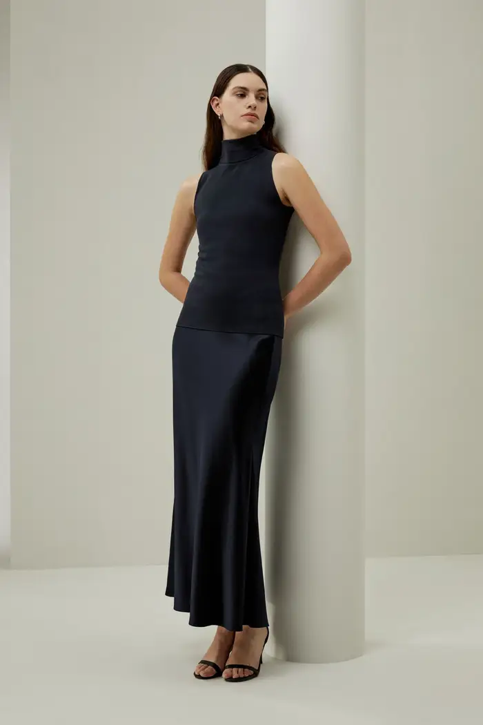 Top a dolcevita in seta senza maniche minimalista - elegante e pratico EURBlu