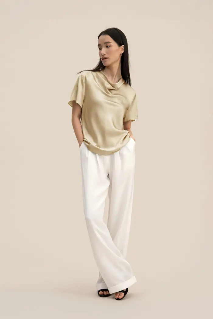 in stock Top con Scollo Drappeggiato in Seta Charmeuse | Eleganza Senza Tempo EURBeige