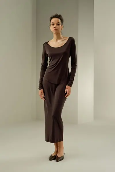 in stock Top in Silk Jersey di lusso aderente con scollatura a cigno EURCacao