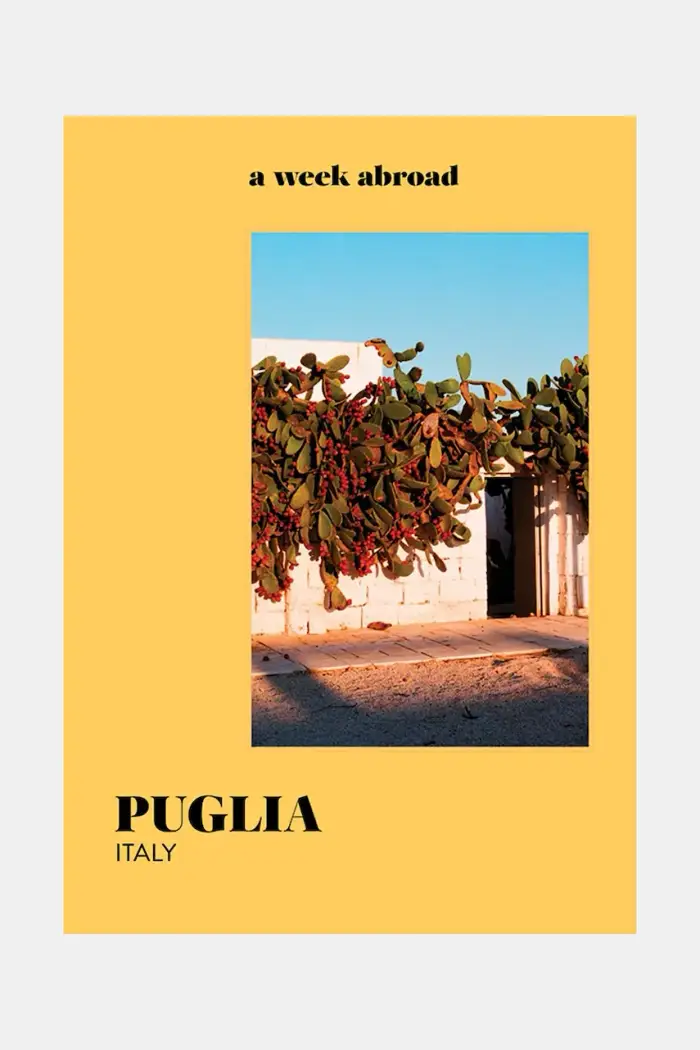 libro A Week Abroad Puglia,English Giallo