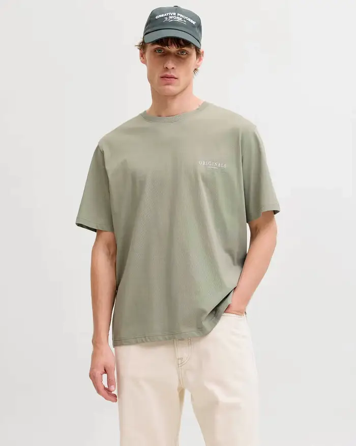Jack & Jones T-shirt verde salvia in cotone con stampa floreale sul retro