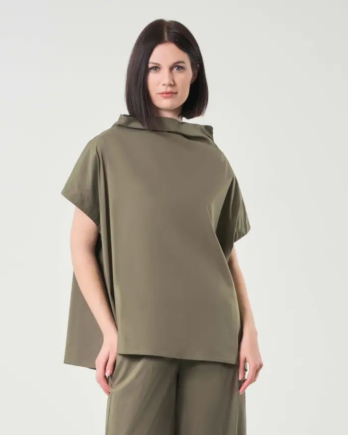 Blusa verde militare Jurerê in popeline di cotone stretch con collo a cratere con risvolto