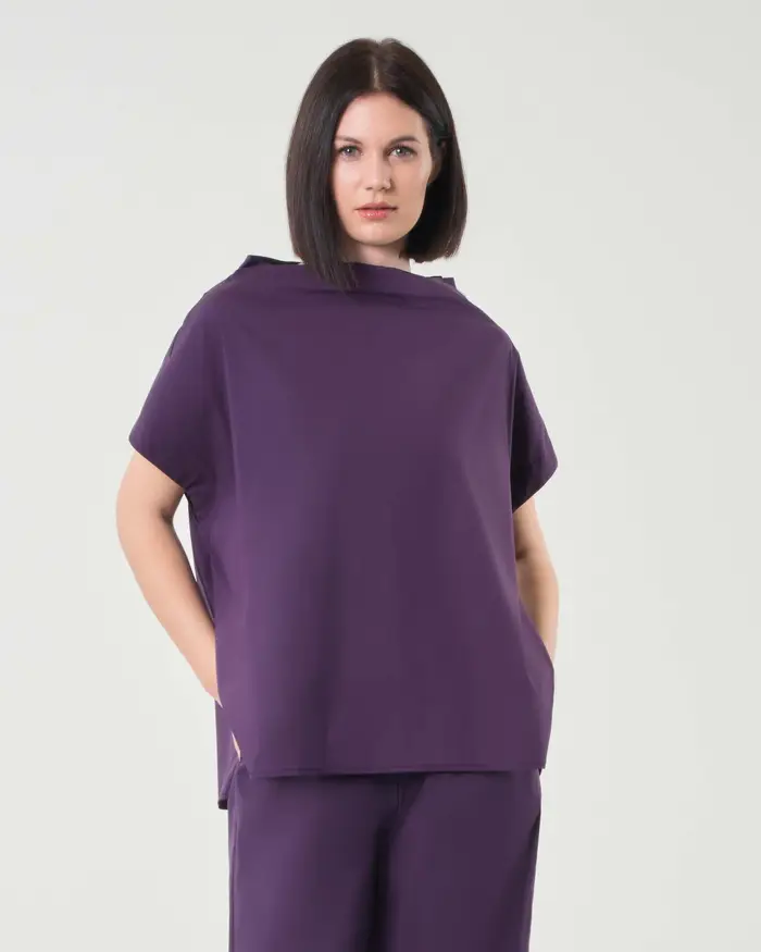 Blusa viola in popeline di cotone stretch con collo a cratere con risvolto