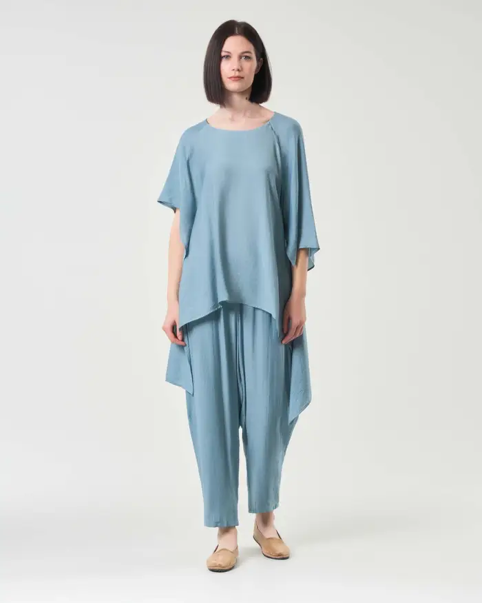 Completo azzurro in viscosa con blusa a maniche corte e pantaloni ballon con elastico in vita