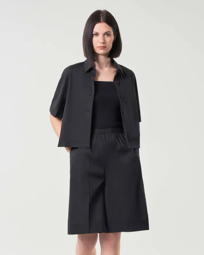 Giacca nera a camicia in popeline di cotone con maniche corte