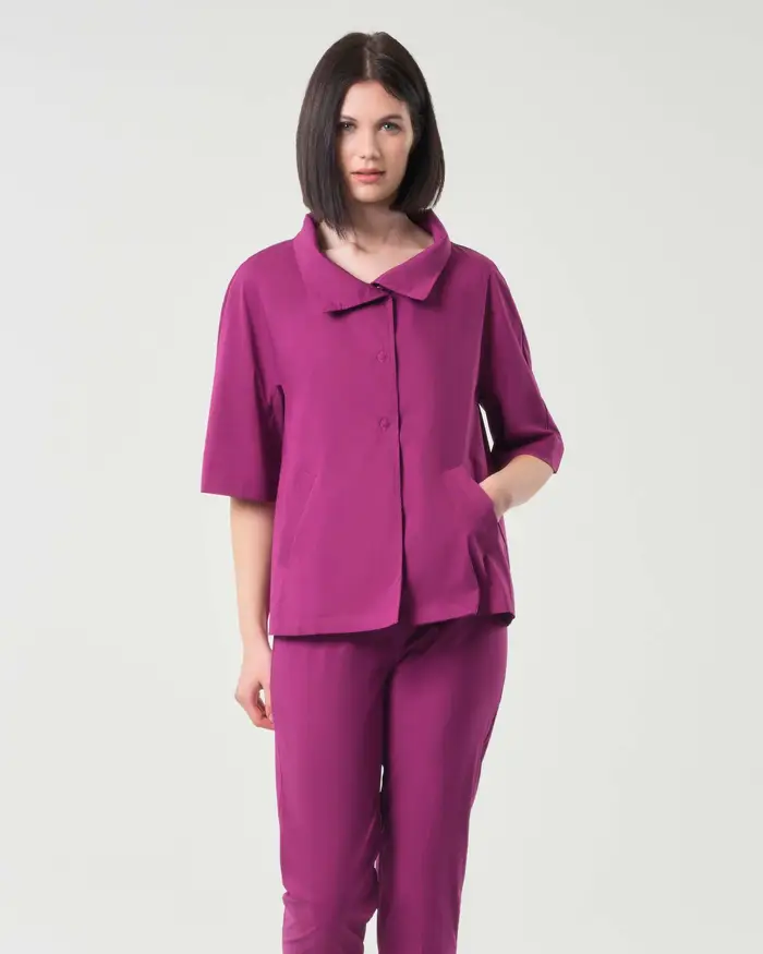 Giacchina corta fucsia Jurerê in popeline di cotone stretch con maniche al gomito e colletto in piedi