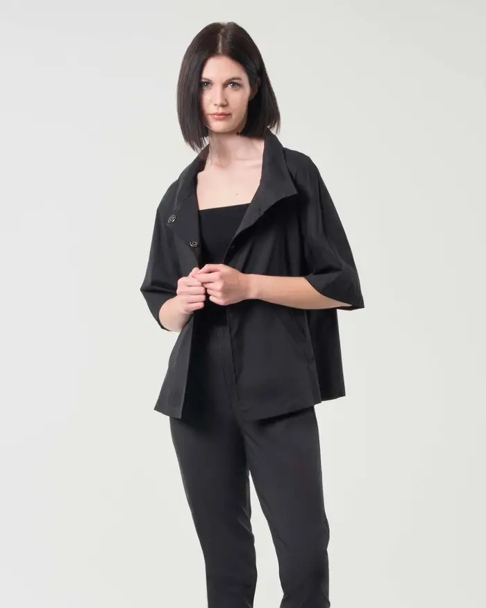 Giacchina corta nera Jurerê in popeline di cotone stretch con maniche al gomito e colletto in piedi