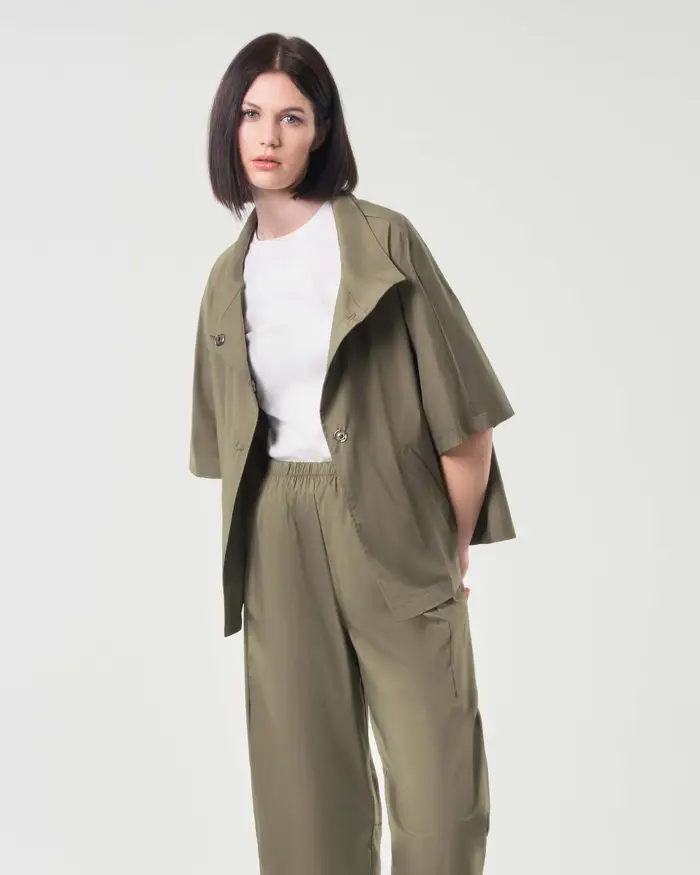 Giacchina corta verde militare Jurerê in popeline di cotone stretch con maniche al gomito e colletto in piedi