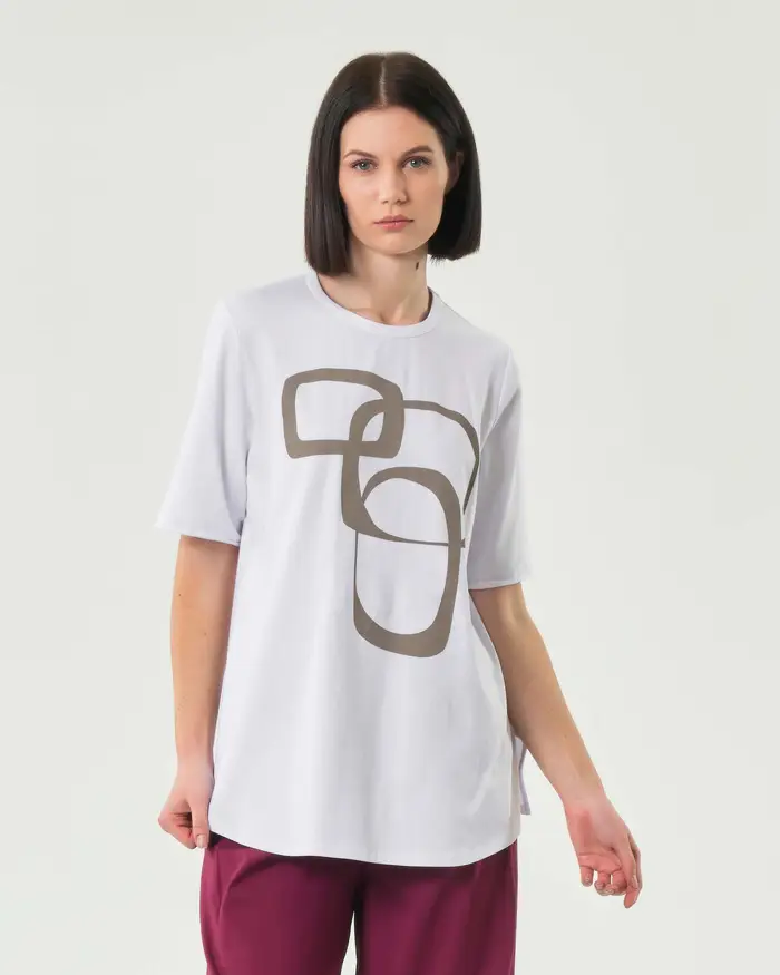 Jurerê T-shirt over bianca in cotone stretch con stampa anelli color fango sul fronte