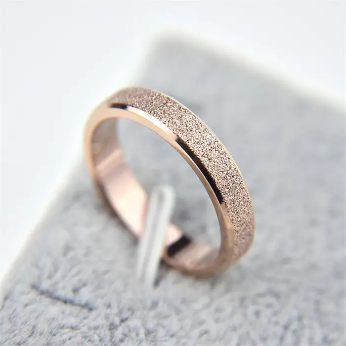 KaiTingu Jewelry Fede nuziale in acciaio al titanio con anello sabbiato semplice alla moda per gioielli da matrimonio e fidanzamento da