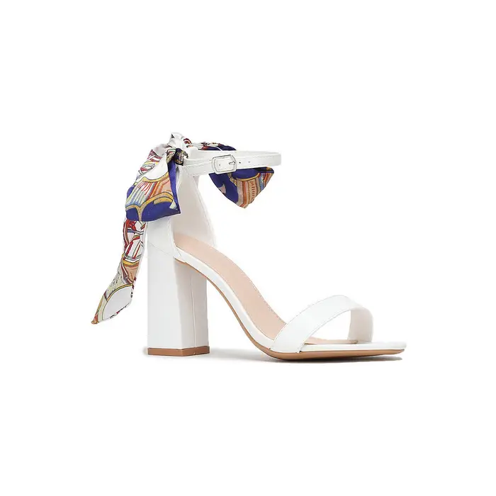 La Modeuse Sandali con tacco 63146_P143446 Bianco