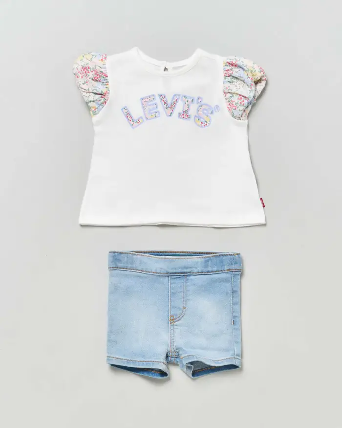 Completo composto da t-shirt bianca a maniche corte floreali e short in denim a lavaggio chiaro