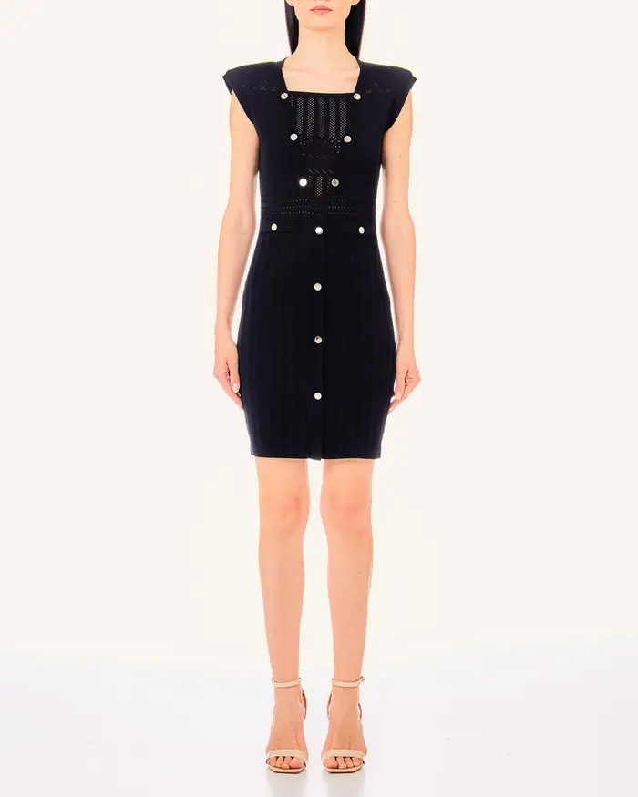 Abito corto nero in maglia di misto viscosa a motivo traforato con spalline imbottite e bottoni dorati