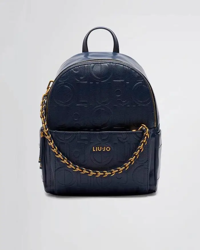 Zaino blu in similpelle con motivo logo a rilievo all over embossed e catena decorativa intarsiata