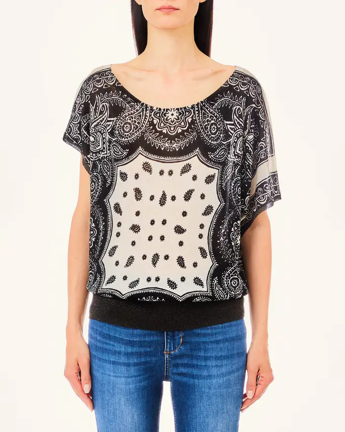 Maglia a maniche corte in viscosa a fantasia paisley nera e a vorio con profili a costine