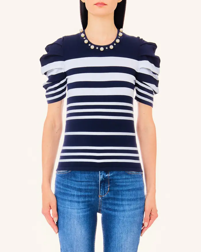 Maglia blu a righe bianche in misto viscosa con maniche a sbuffo e applicazioni lungo lo scollo