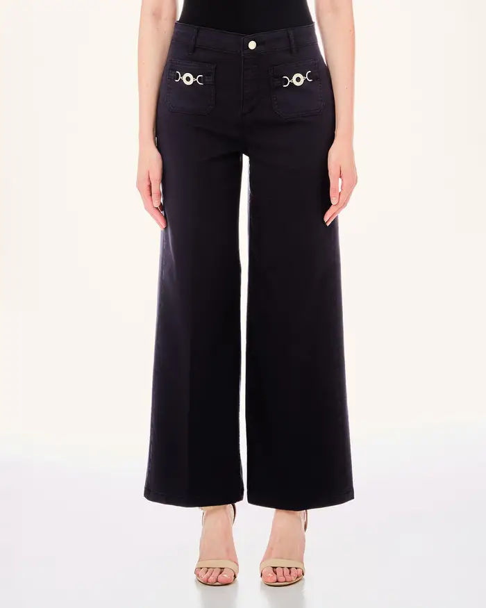 Pantaloni blu cropped flare al fondo in cotone stretch con cinturini applicati in metallo sul davanti