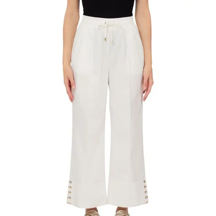 pantaloni da donna in cotone a gamba larga con borchie sul fondo bianco latte
