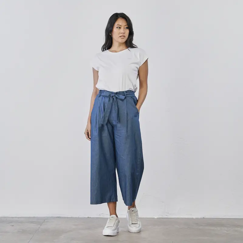 LOKITA Pantaloni cropped azzurri da donna in tessuto effetto denim con tasche