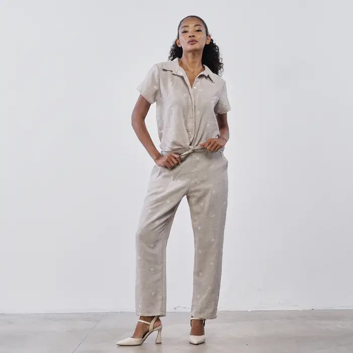LOKITA Pantaloni lunghi beige da donna con ricami floreali bianchi