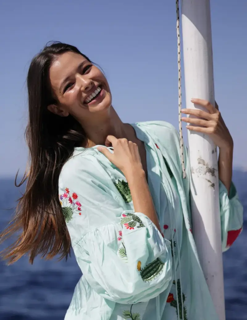 Luna LLena ABITO LUNGO CON RICAMI ARTIGIANALI | Colore Acqua