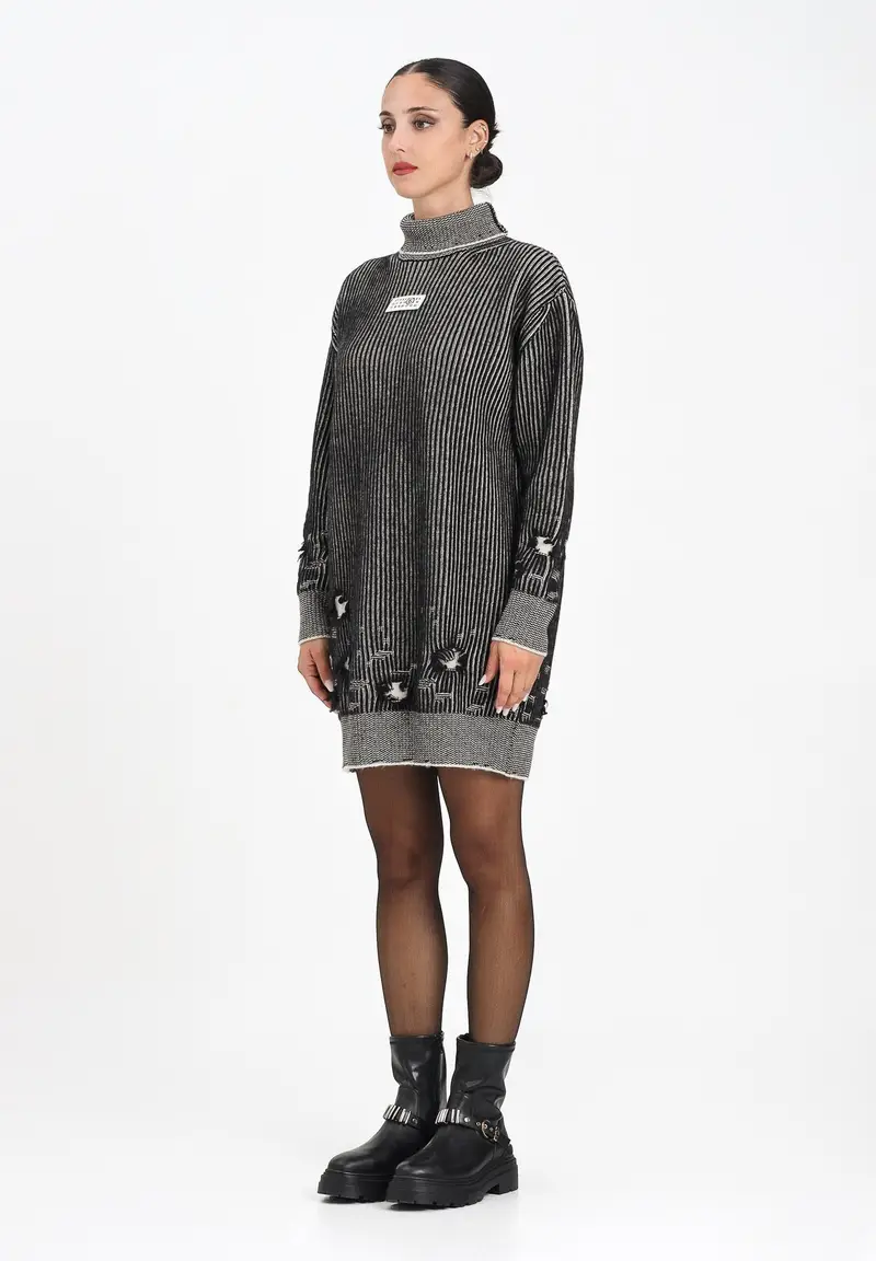 MAISON MARGIELA Abito corto nero per donna e bambina con sottili righe e patch logo