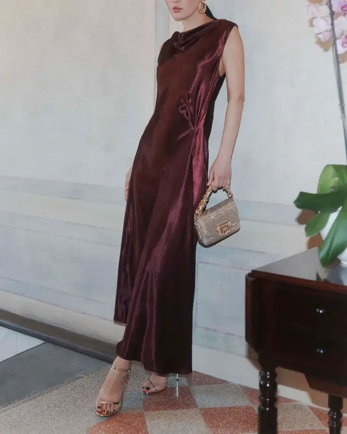 Marella Abito lungo smanicato bordeaux in raso lavato con drappeggio e scollo stondato