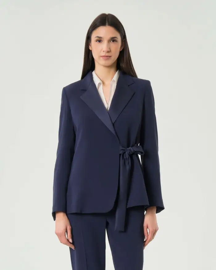 Marella Blazer blu in crepe con chiusura asimmetrica con fiocco da annodare e pince