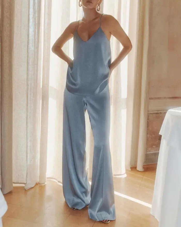 Marella Top azzurro in satin tecnico con spalline sottili e scollo leggermente a V