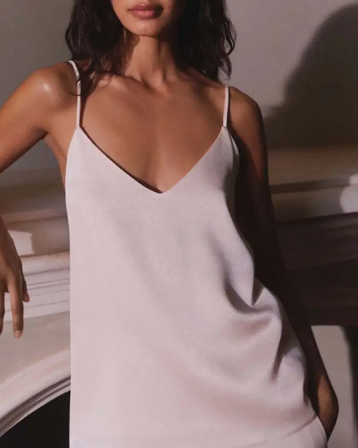 Marella Top cipria in satin con spalline sottili e scollo a V