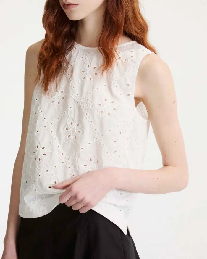 Marella Top smanicato bianco in mussola di cotone con ricamo sangallo e chiusura a goccia sul retro