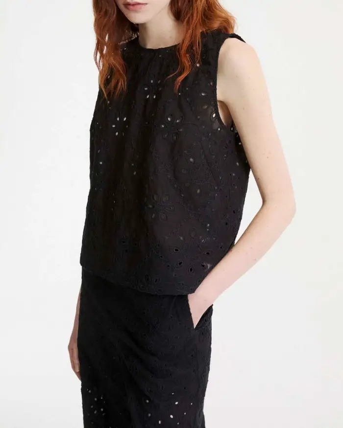 Marella Top smanicato nero in mussola di cotone con ricamo sangallo e chiusura a goccia sul retro