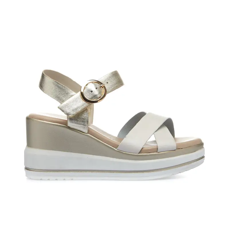 Sandali beige in pelle con zeppa e cinturino laminato